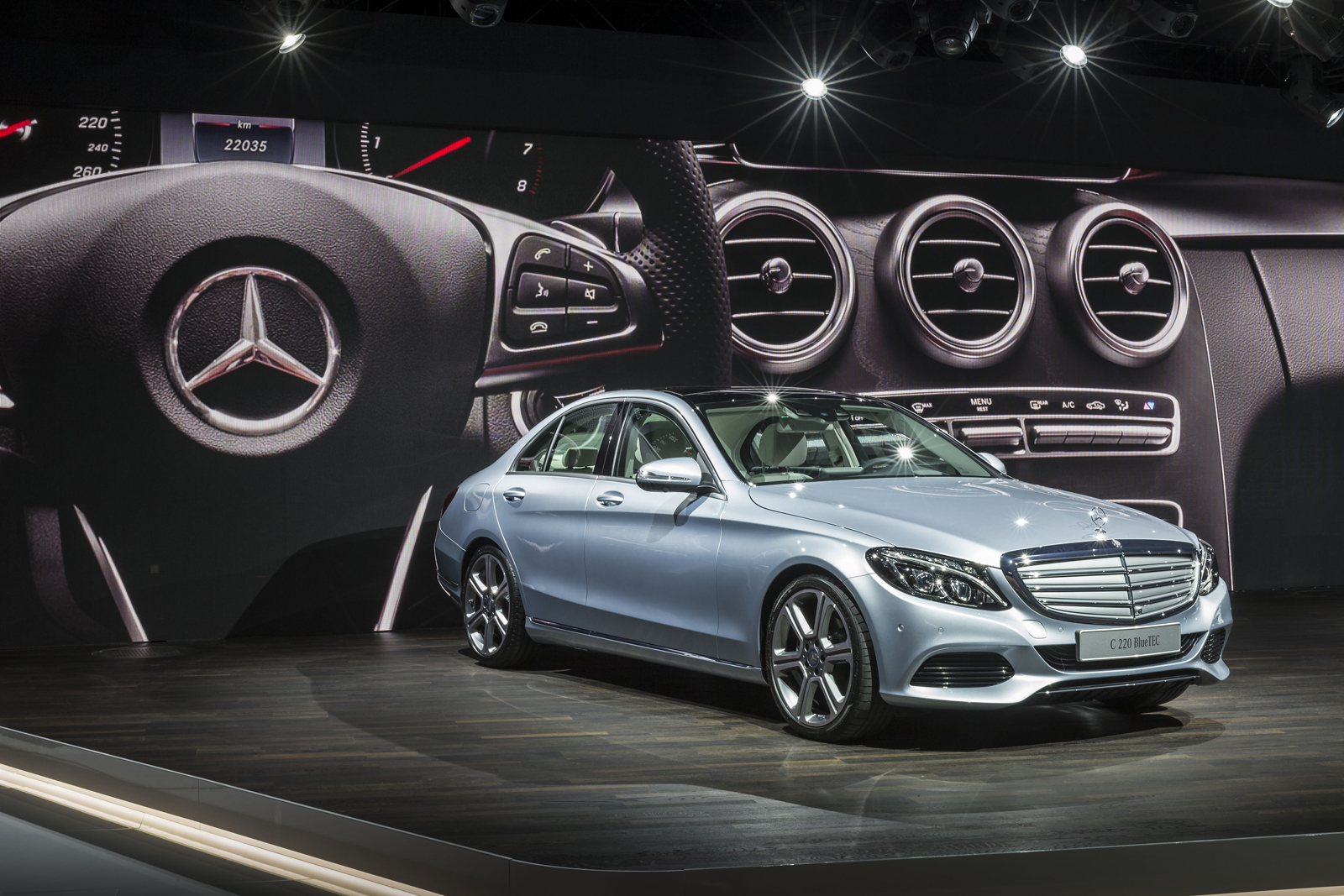 Mercedes_Benz_Class_2015_23.jpg