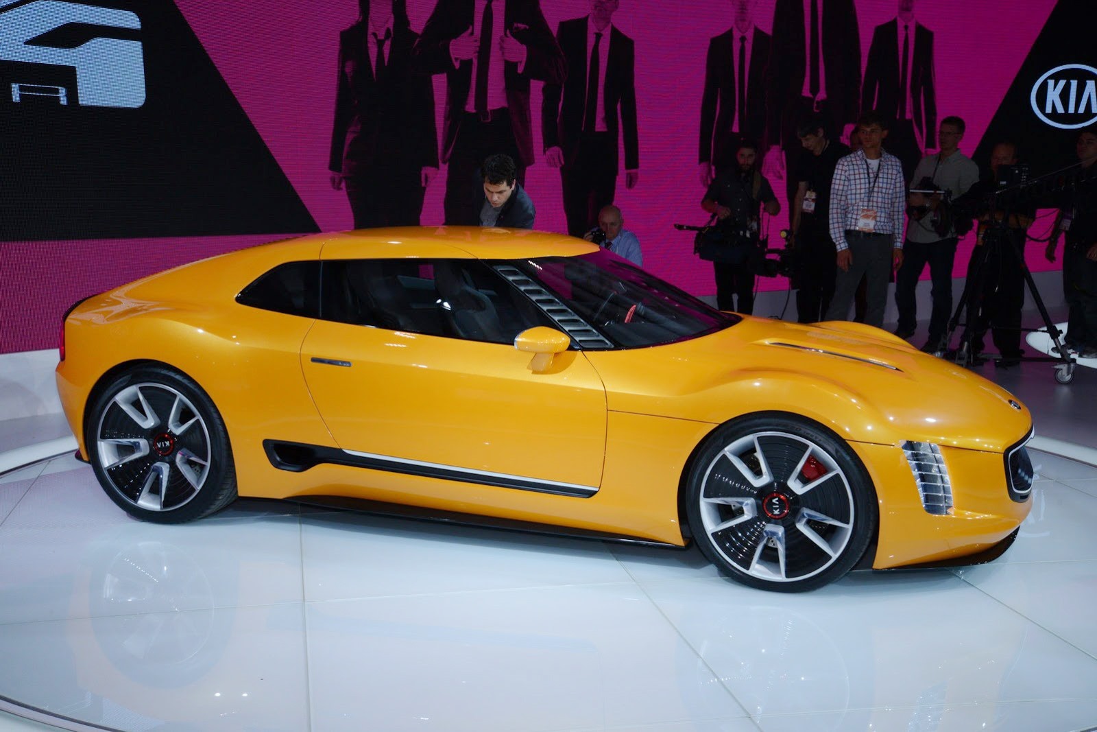 Kia_GT4_Stinger_2_3_.jpg