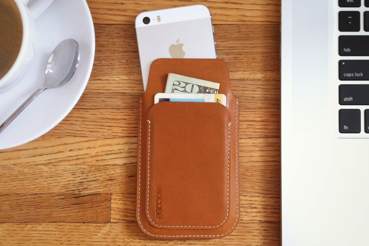 incase_leather_iphone_5_pouch_1.jpg