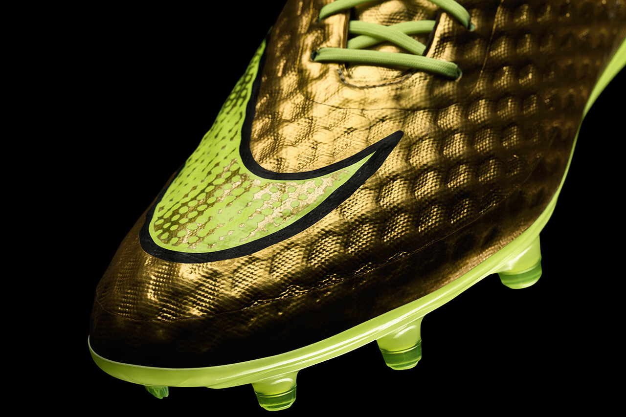 nike_unveils_the_hypervenom_phantom_gold_special_version_4.jpg