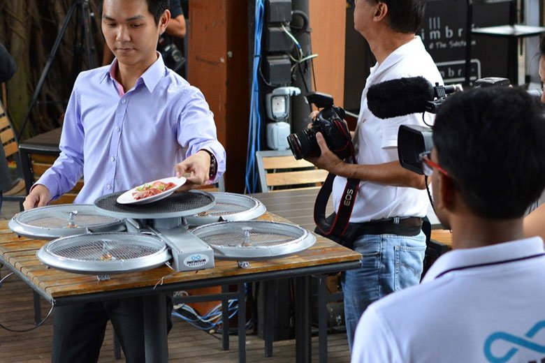 singapore_restaurant_uses_autonomous_drone_waiters_3.jpg