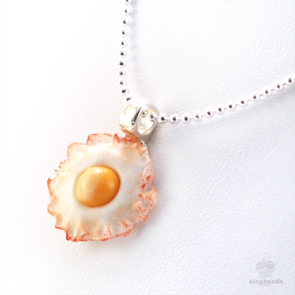 bacon_scented_fried_egg_necklace.jpg