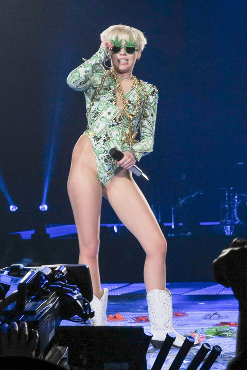 gallery_main_miley_cyrus_singing_vagina_11.jpg