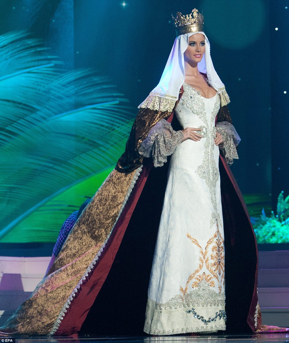 24EFB01900000578_2921405_Miss_Spain_Desire_Cordero_Ferrer_wore_a_medieval_style_gown_for__a_5_1421972020483.jpg