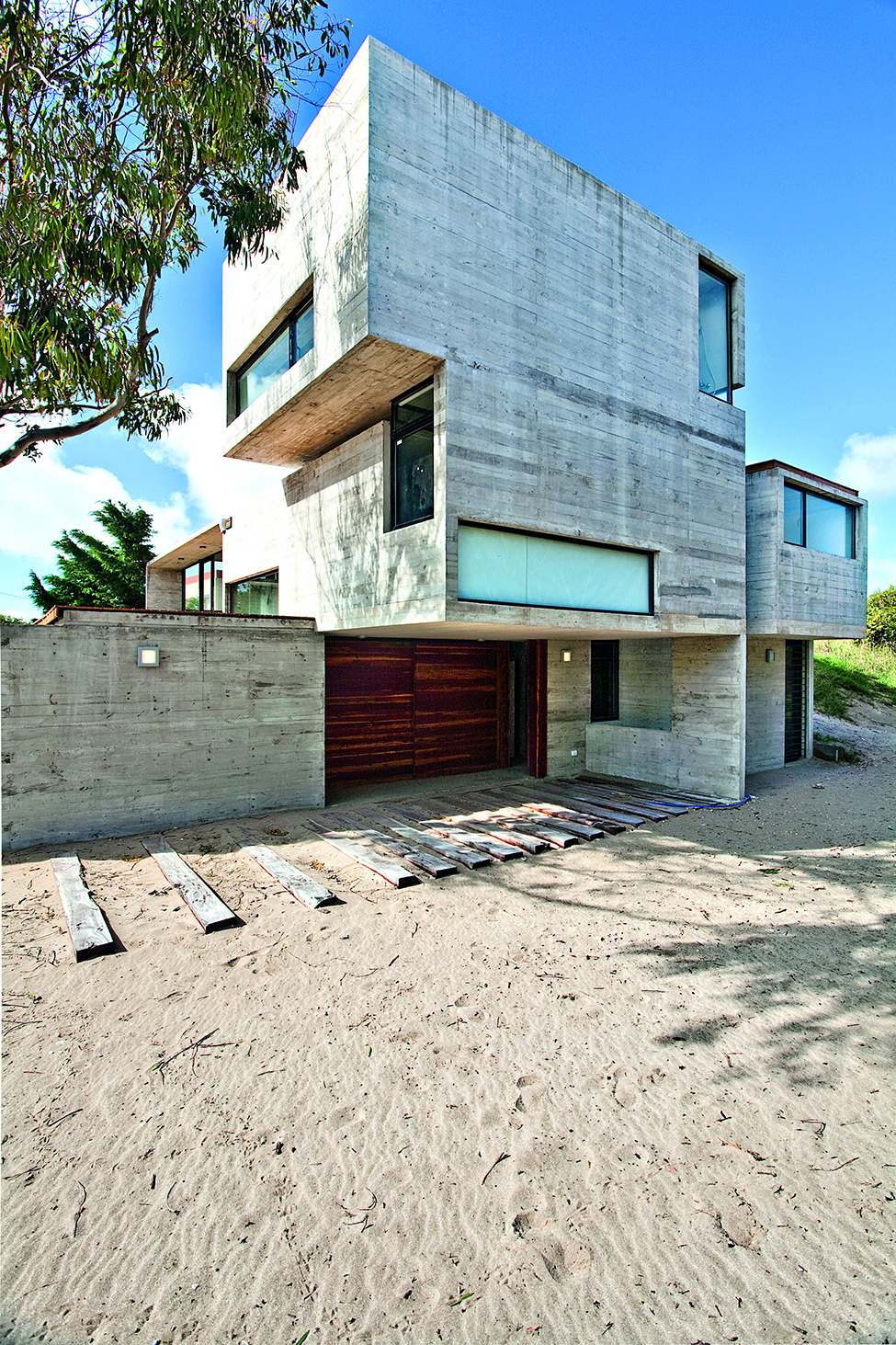 House_with_concrete_elements.jpg