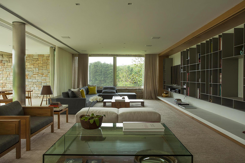 Spacious_elegant_living_room.jpg