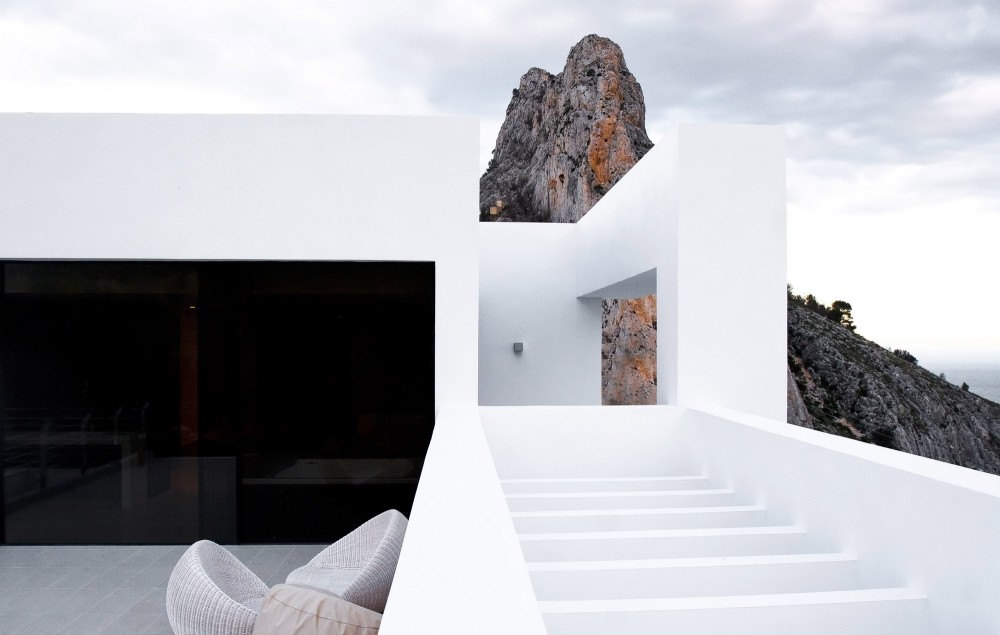White_architectural_details_and_cliff.jpg