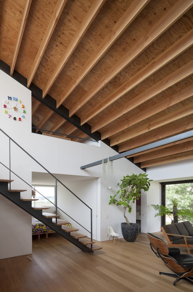 Wooden_ceiling_and_stairs.jpg
