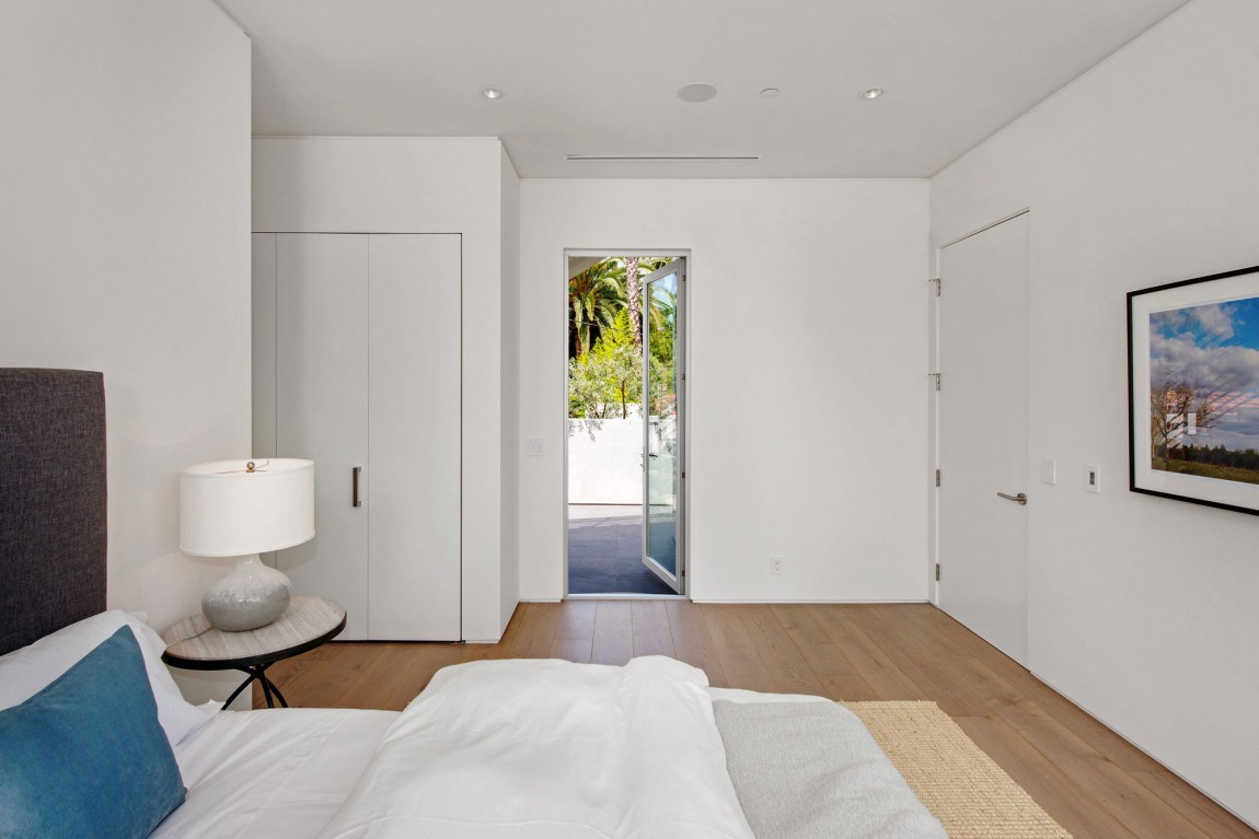 Simplicity_bedroom_white.jpg