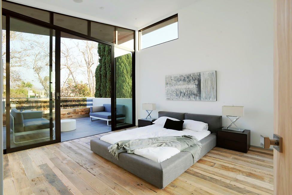 Wood_and_neutral_colours_bedroom_mansion_in_LA.jpg