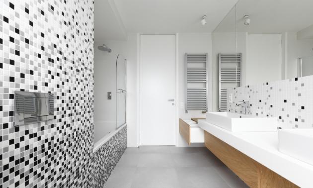 Bathroom_black_and_white.jpg