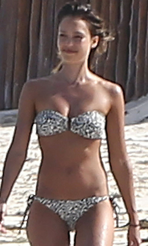 gallery_main_Jessica_Alba_Mexico_Bikini_05.jpg