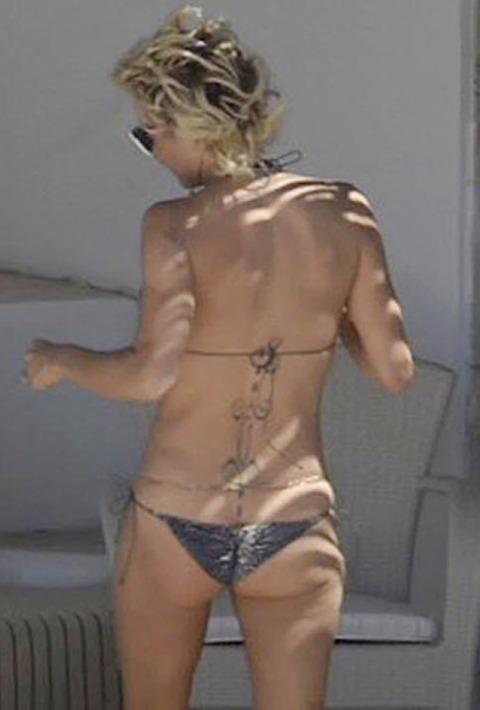 gallery_main_Pamela_Anderson_Bikini_Buns_04.jpg