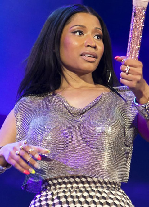 gallery_main_nicki_minaj_concert_boobs_05.jpg