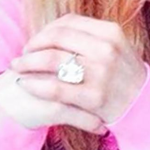 Avril_Lavigne_17_Carat_Ring_02.jpg