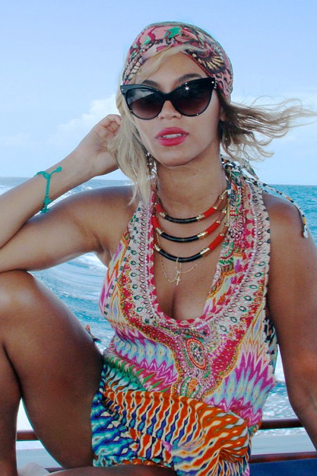 Beyonce_In_A_Bikini_01_450x675.jpg