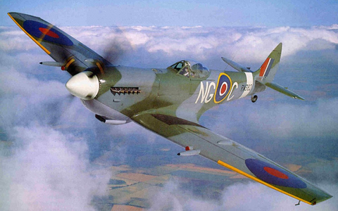 gallery_main_brad_pitt_spitfire_01.jpg