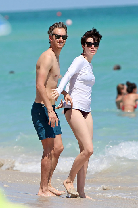 gallery_main_Anne_Hathaway_Lame_Swimsuit_02.jpg