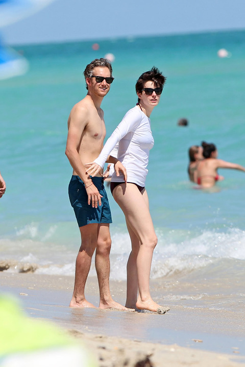 gallery_main_Anne_Hathaway_Lame_Swimsuit_03.jpg