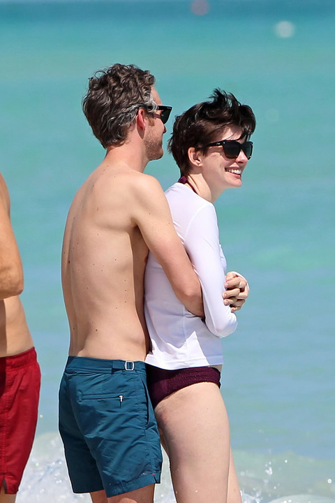 gallery_main_Anne_Hathaway_Lame_Swimsuit_04.jpg