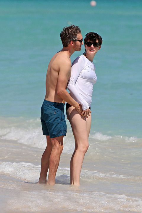 gallery_main_Anne_Hathaway_Lame_Swimsuit_05.jpg