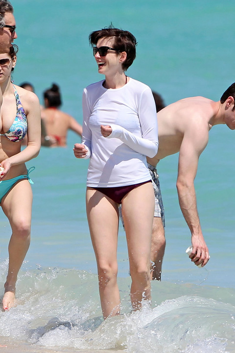 gallery_main_Anne_Hathaway_Lame_Swimsuit_07.jpg