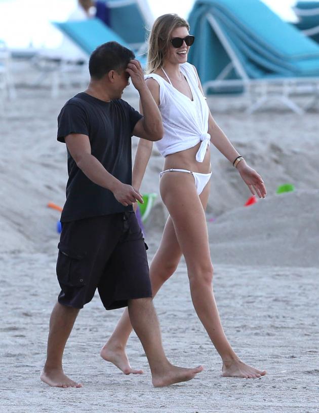 maryna_linchuk_booty_beach_miami_4.jpg