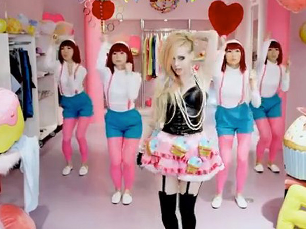 Avril_Lavigne_Hello_Kitty_YouTube.jpg