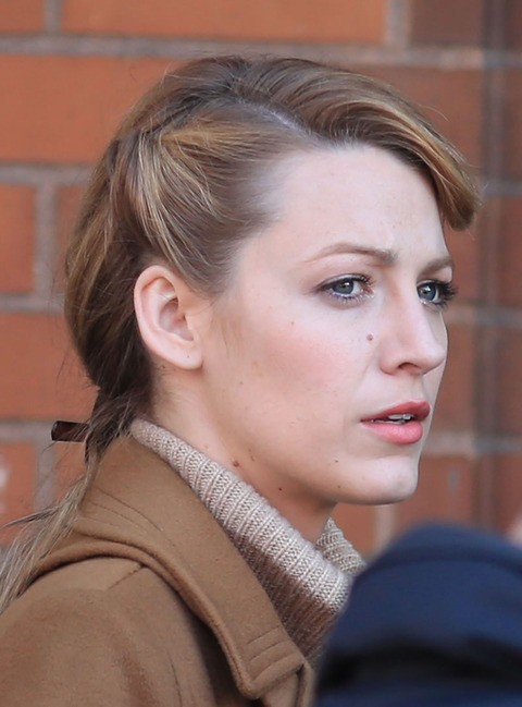 gallery_main_blake_lively_goofy_face_004.jpg