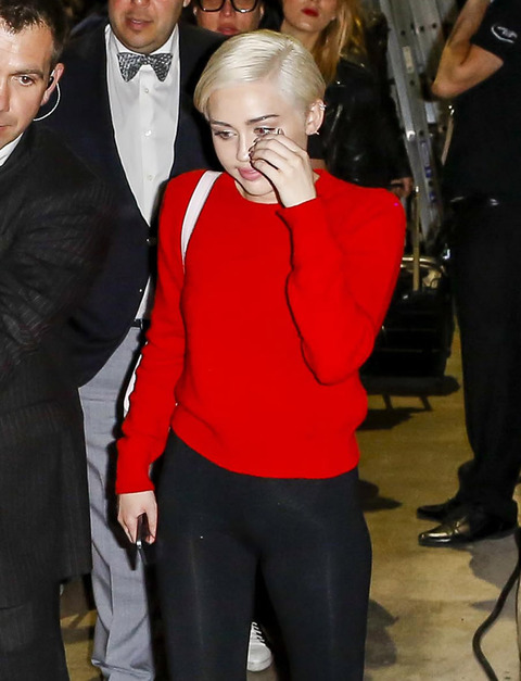 gallery_main_Miley_Cyrus_Robbed_Again_03.jpg