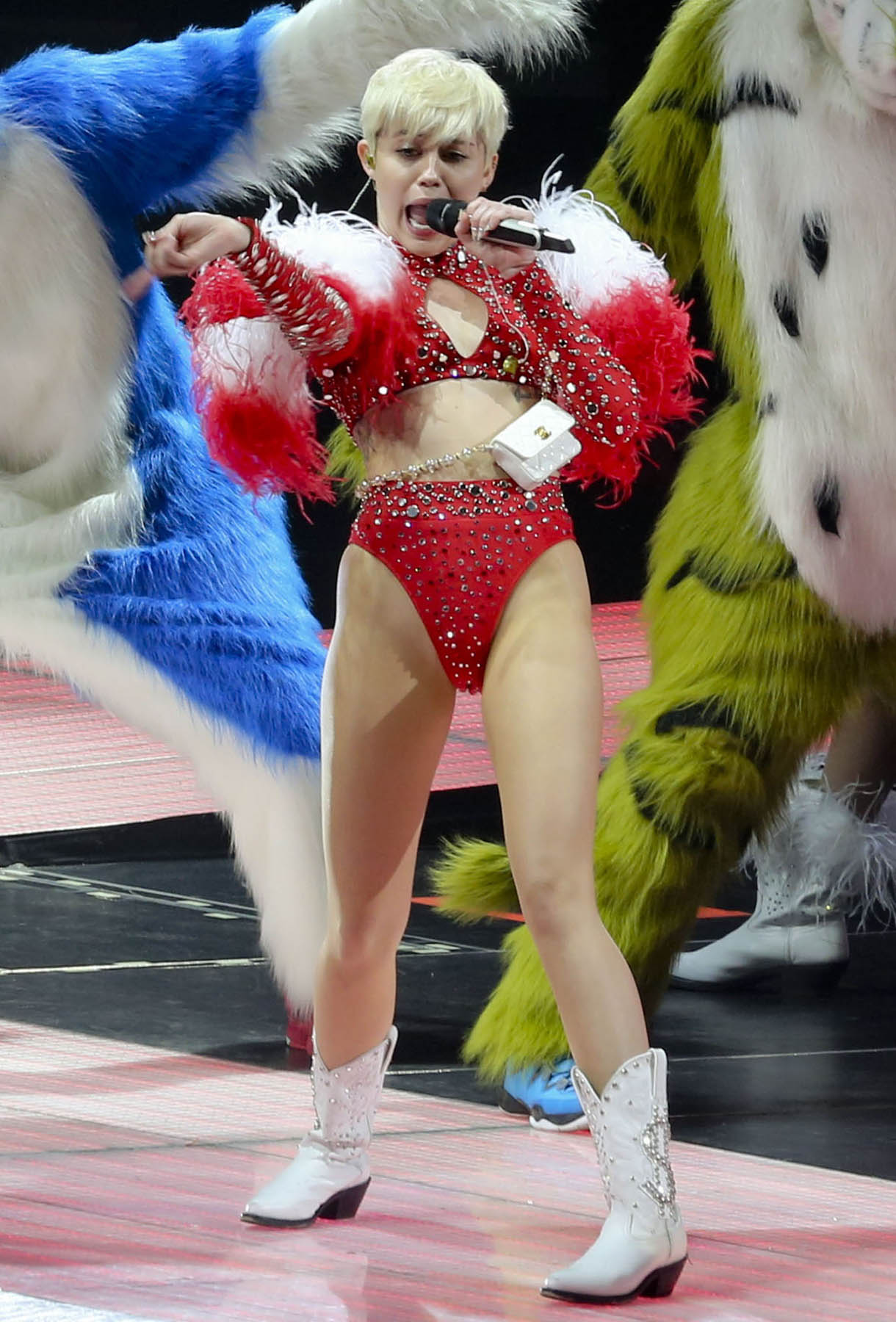 miley_cyrus_bangerz_tour_opening_6.jpg