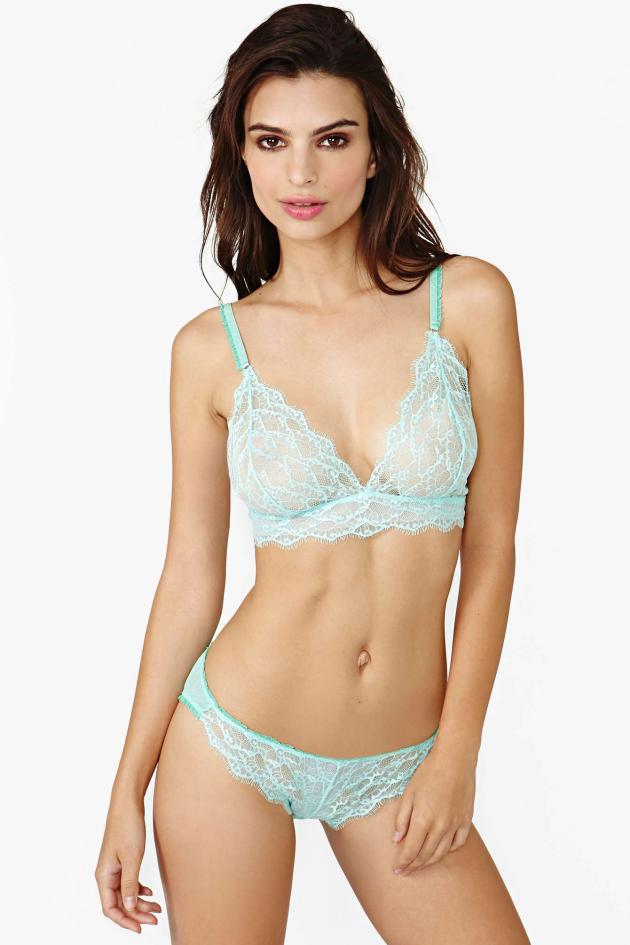 emily_ratajkowski_lingerie_saks_4.jpg