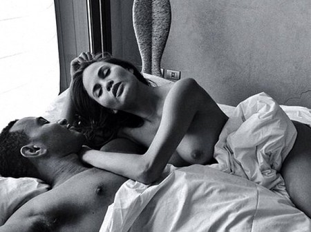 Chrissy_Teigen_Topless_on_Instragram_01_450x337.jpg