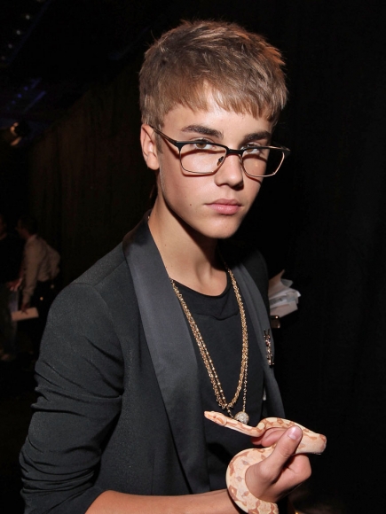 0828_justin_bieber_vma_snake_04_435x580.jpg