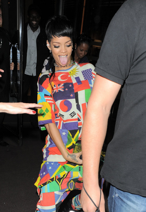 gallery_main_rihanna_phallic_thrust_04.jpg