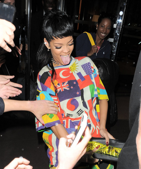 gallery_main_rihanna_phallic_thrust_07.jpg