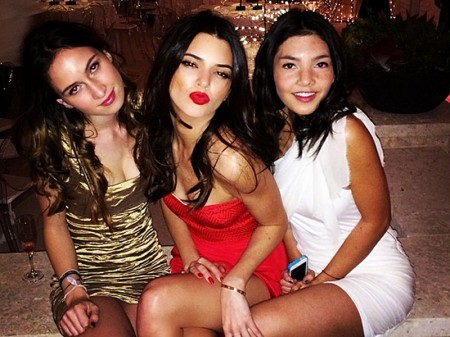 Kendall_Jenner_Posts_Photos_From_The_Kardashian_Christmas_Party_To_Instagram_01_450x337.jpg