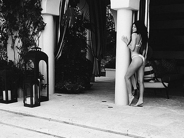 Kylie_Jenner_black_and_white_bikini_photo.jpg