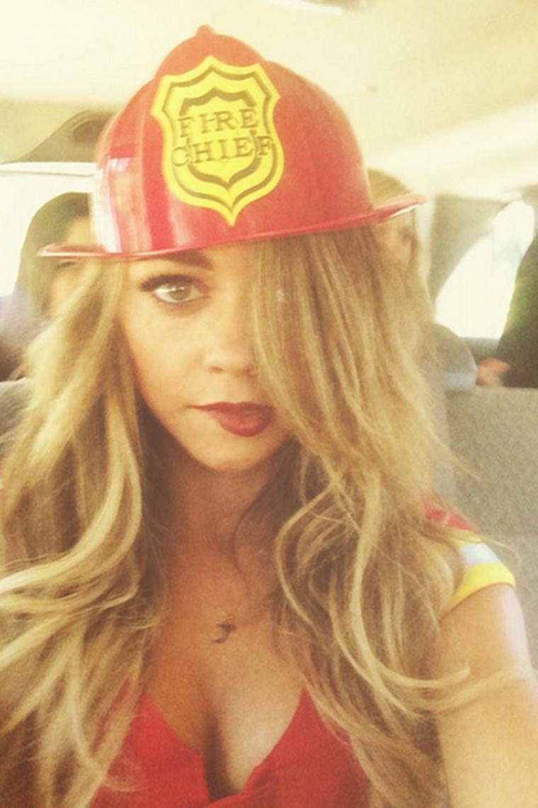 Sarah_Hyland_Wears_Sexy_Fire_Woman_Outfit_On_The_Set_Of_Modern_Family_02_760x1140.jpg