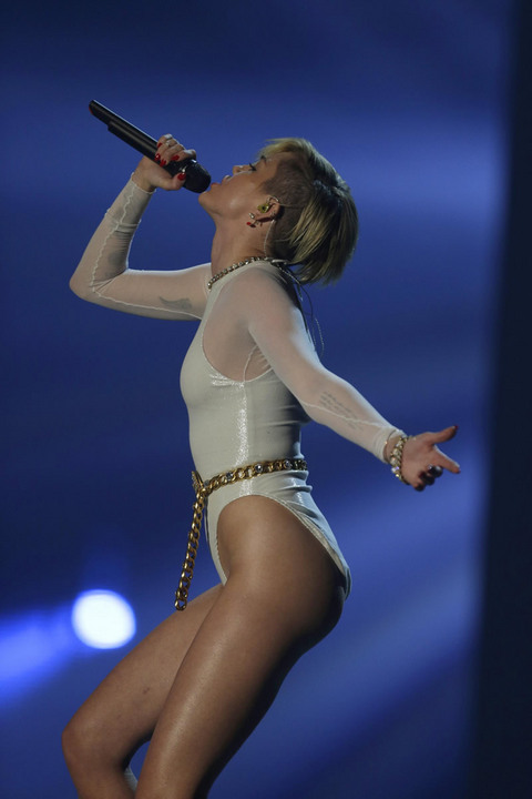 gallery_main_miley_cyrus_ema_pictures_02.jpg