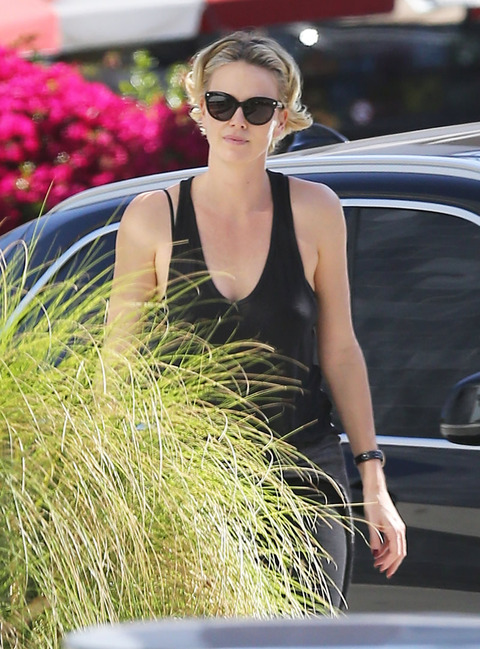 gallery_main_Charlize_Theron_Pinkberry_Run_02.jpg