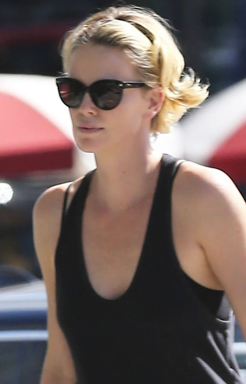 gallery_main_Charlize_Theron_Pinkberry_Run_03.jpg