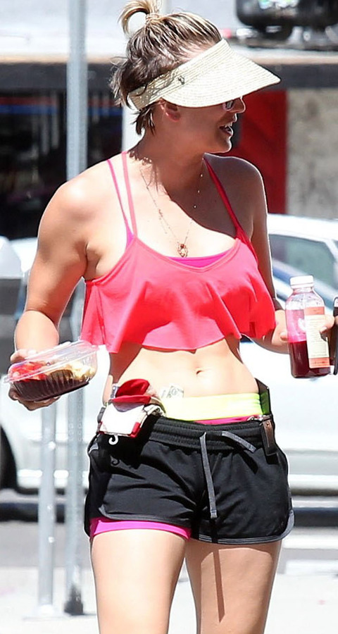 Kaley Cuoco Shows Off Her Abs Fooyoh Entertainment After a series of supporting film and television roles in the late 1990s. kaley cuoco shows off her abs fooyoh entertainment