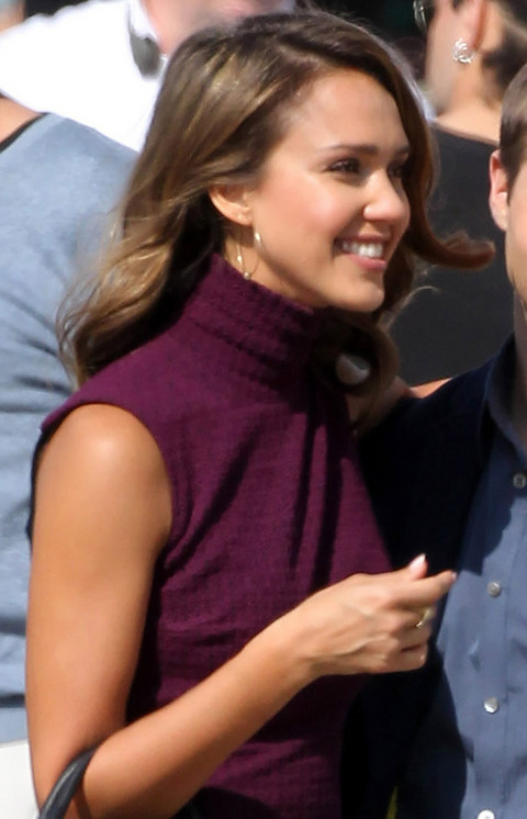 gallery_main_jessica_alba_purple_dress_04.jpg