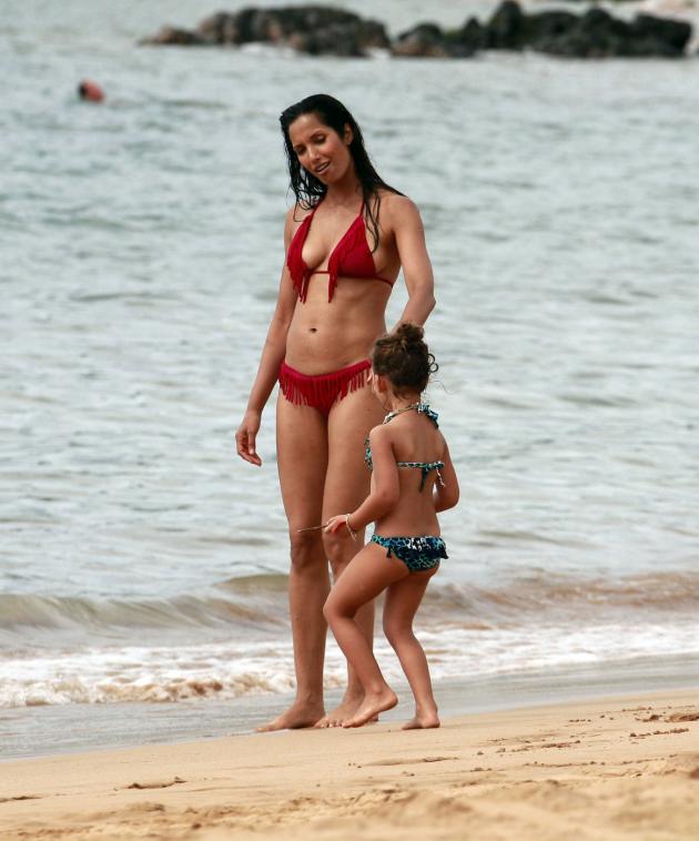 padma_lakshmi_bikini_red_h_5.jpg