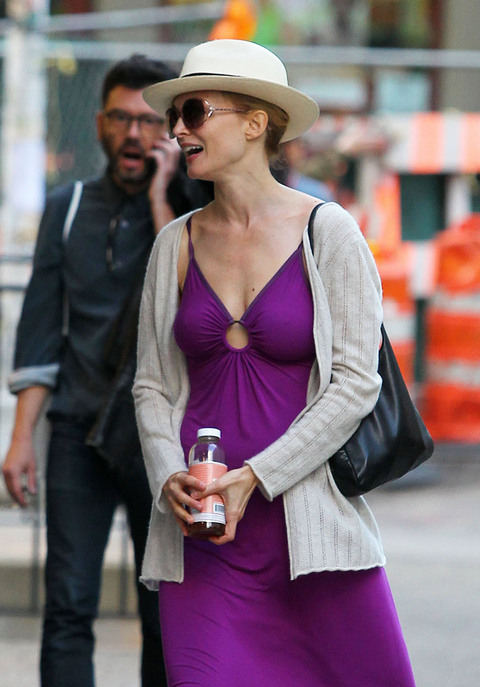 gallery_main_heather_graham_pregnant_pictures_04.jpg