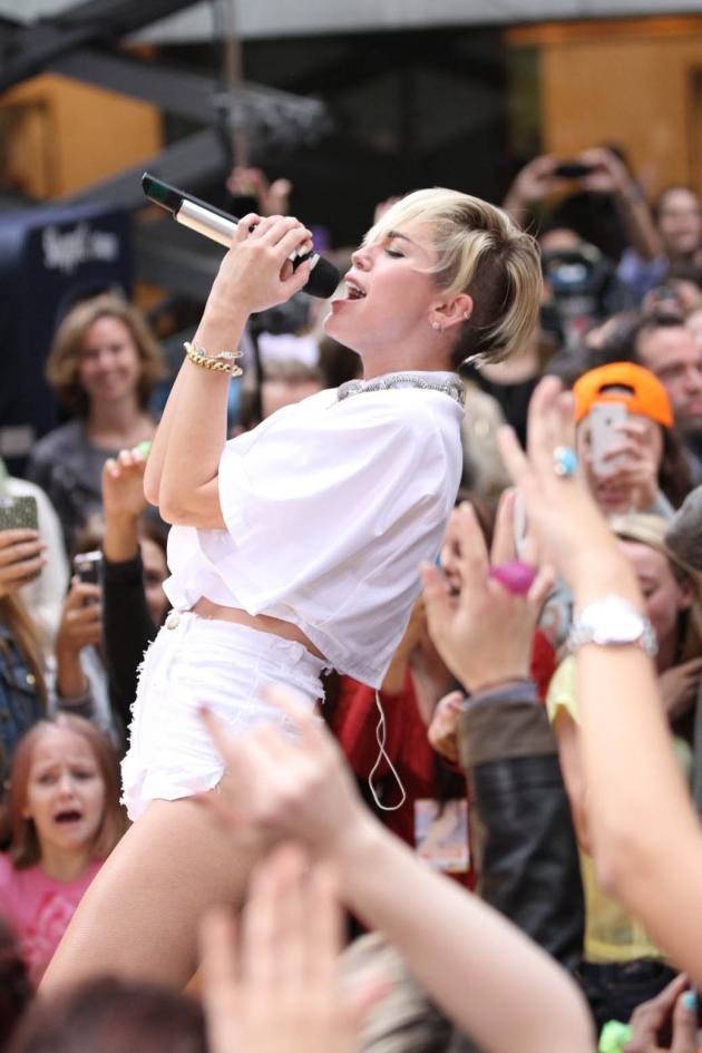 miley_cyrus_today_show_oct_2013_9.jpg