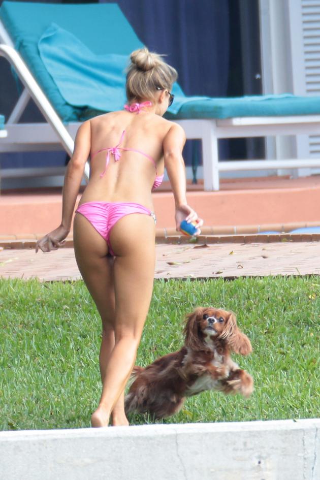 joanna_krupa_back_bikini_asss_4.jpg