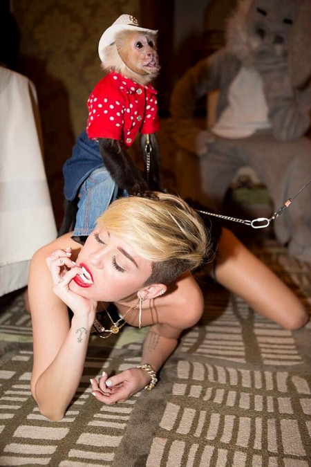Miley_Cyrus_Posts_Twerking_Photos_To_Twitter_During_Her_Stay_In_Las_Vegas_02_450x675.jpg