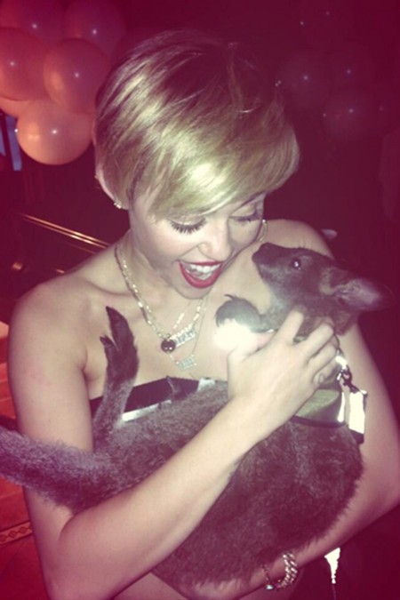 Miley_Cyrus_Posts_Twerking_Photos_To_Twitter_During_Her_Stay_In_Las_Vegas_03_450x675.jpg
